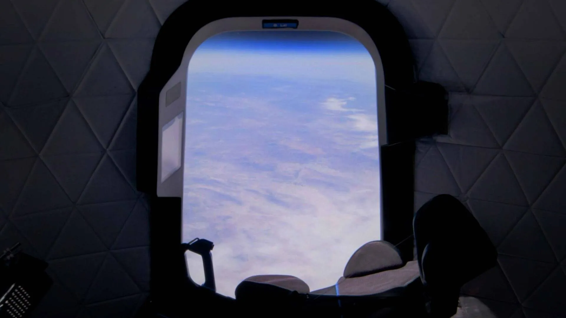 blueorigin ns15 crewcapsulewindow v2 dark